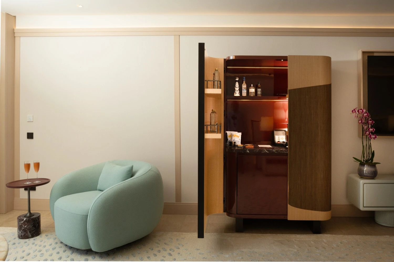 Zona de estar elegante en la Junior Suite con sofá confortable y luz natural.